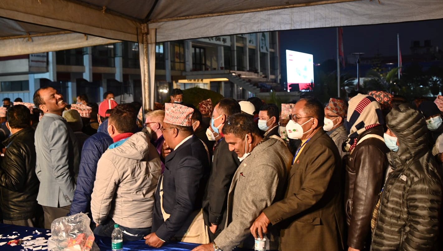 कांग्रेस प्रतिनिधि भन्छन्- राम्रो व्यवस्थापन नहुँदा राति पनि लाइनमा बस्नुपर्‍यो